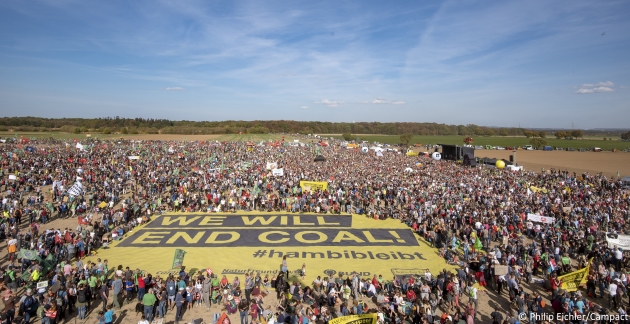 50.000 feiern Rodungsstopp am Hambacher Wald